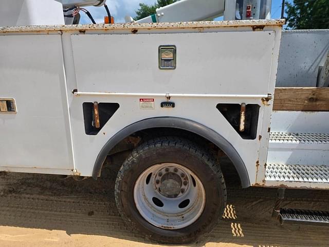 Image of Ford F-550 equipment image 4