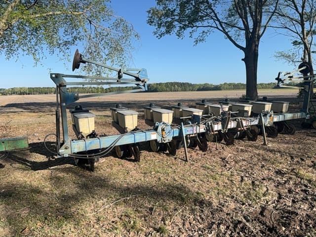 Image of Kinze 2100 equipment image 1