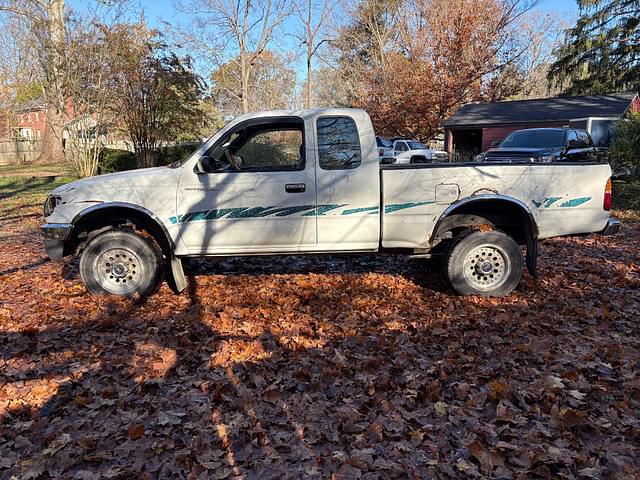 Image of Toyota Tacoma equipment image 3