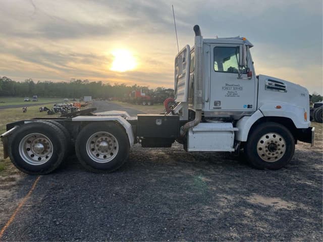 Image of Western Star 4700SB equipment image 2