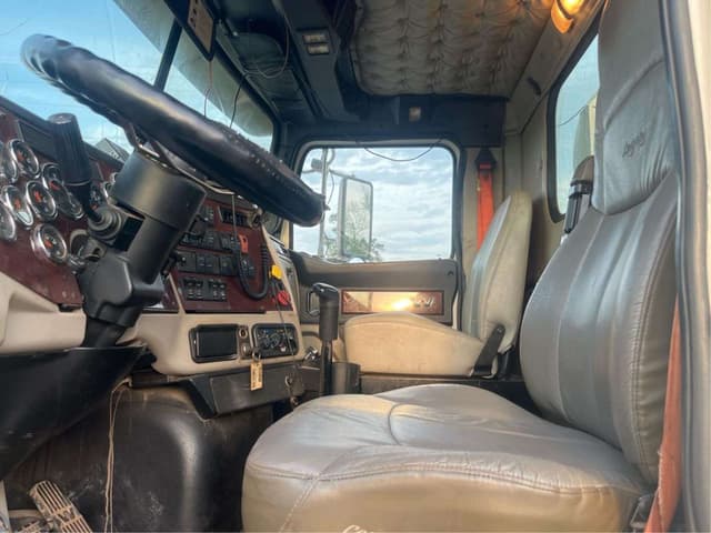 Image of Western Star 4700SB equipment image 4