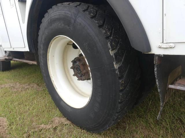 Image of Freightliner FL70 equipment image 4