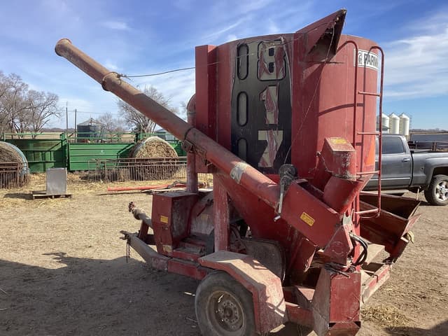 Image of Farmhand 817 equipment image 2