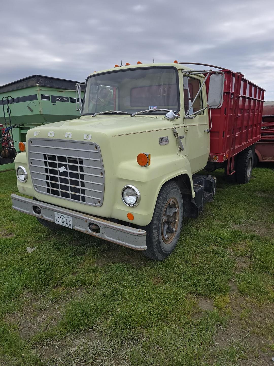 Image of Ford F-700 Primary image