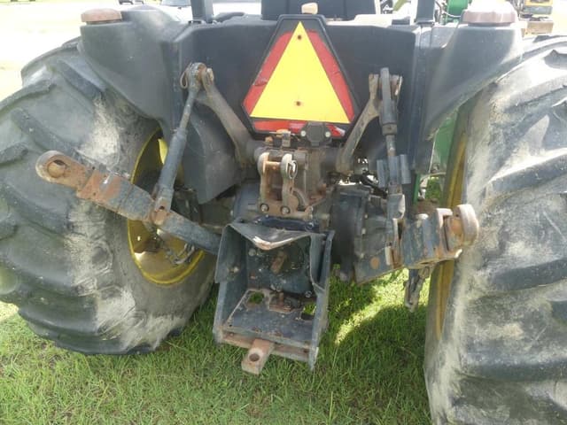 Image of John Deere 5205 equipment image 3