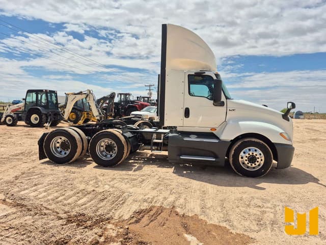 Image of International LT625 equipment image 3