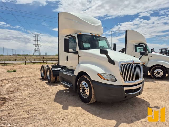 Image of International LT625 equipment image 2