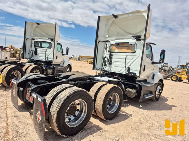 Image of International LT625 equipment image 4