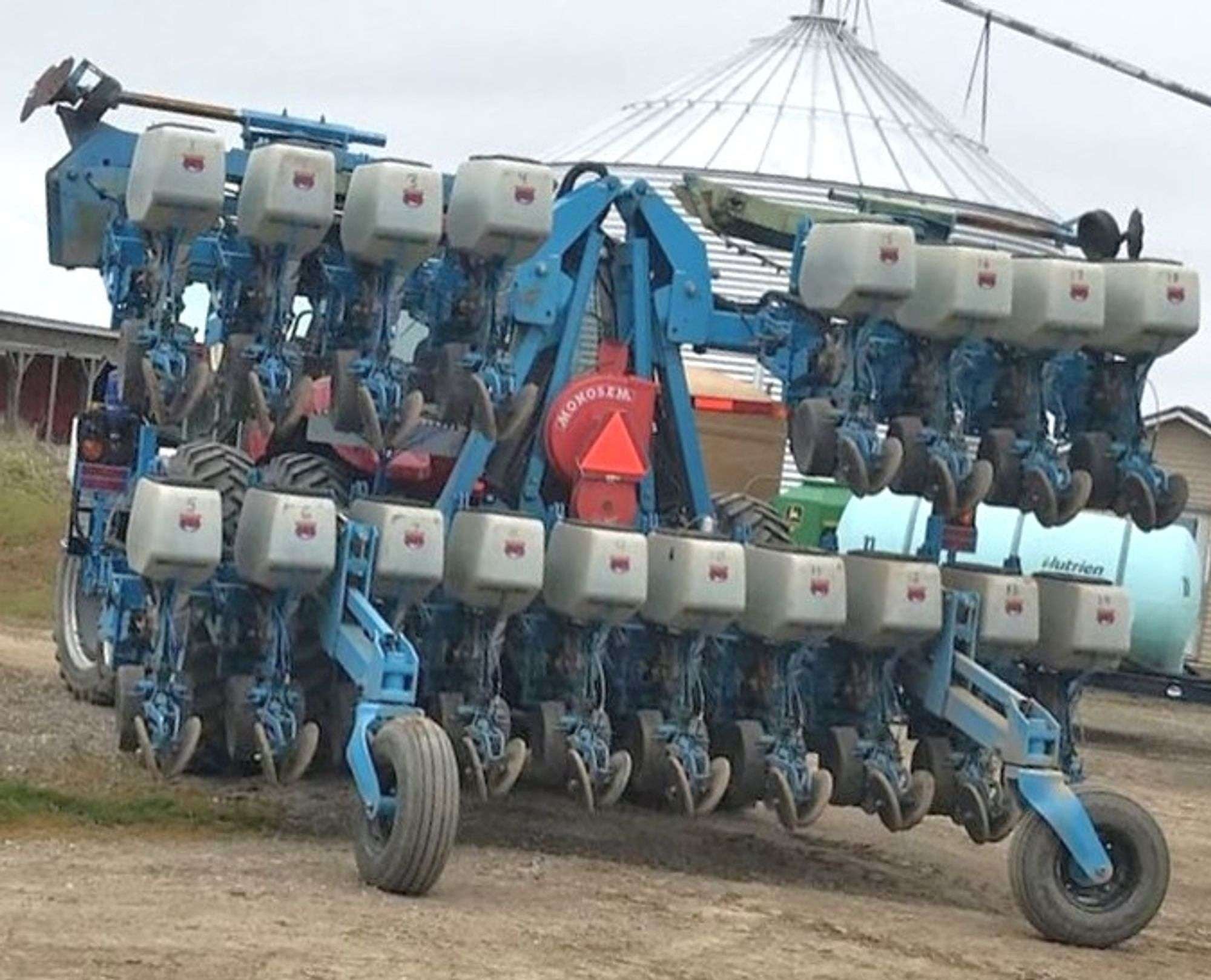 SOLD - Monosem 637003 Lot No. 2396046 Planting with 18 Rows | Tractor Zoom