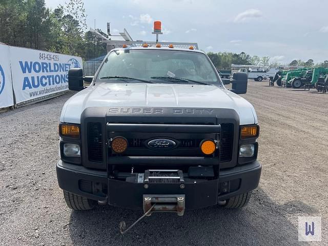 Image of Ford F-350 equipment image 2