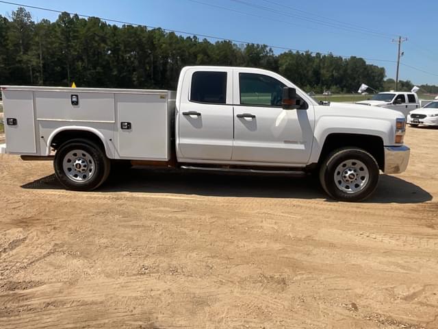 Image of Chevrolet Silverado equipment image 3