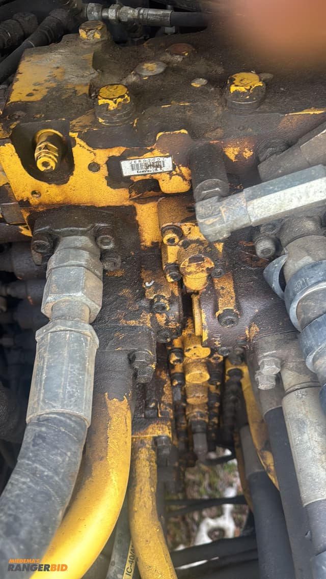 Image of Komatsu PC400LC equipment image 2