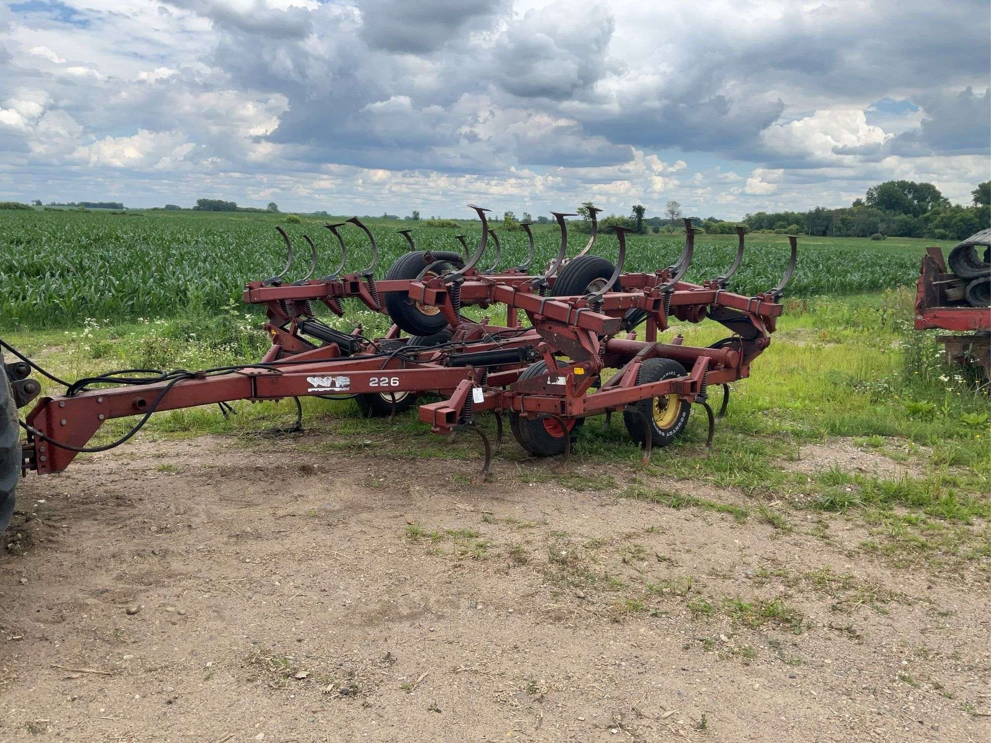 White 226 Equipment Image0
