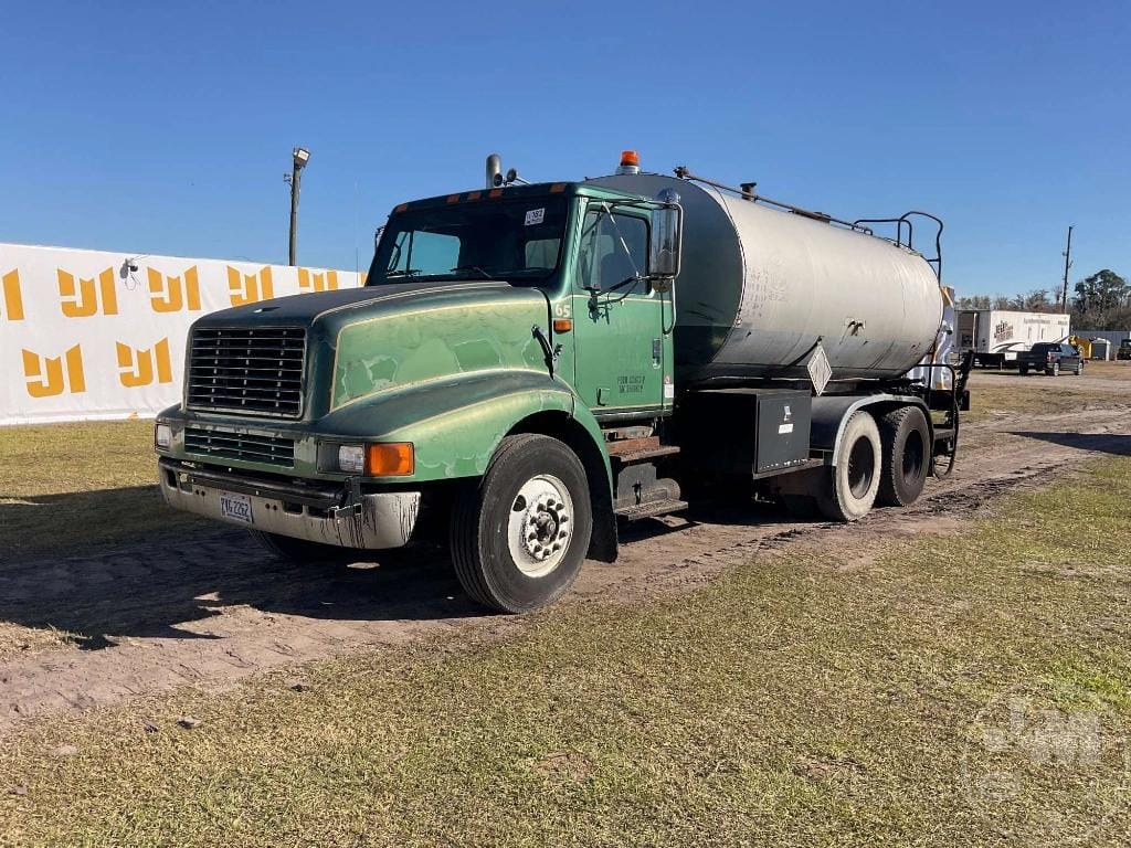 1993 International F-8200 Equipment Image0