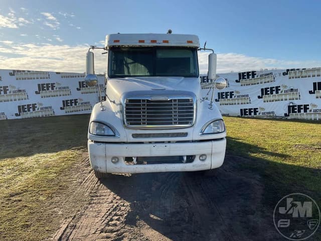Image of Freightliner Columbia equipment image 1