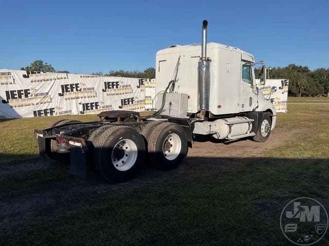 Image of Freightliner Columbia equipment image 4