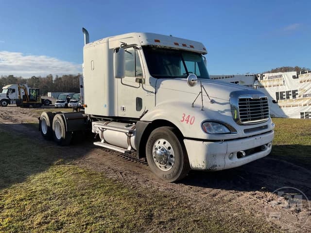 Image of Freightliner Columbia equipment image 2