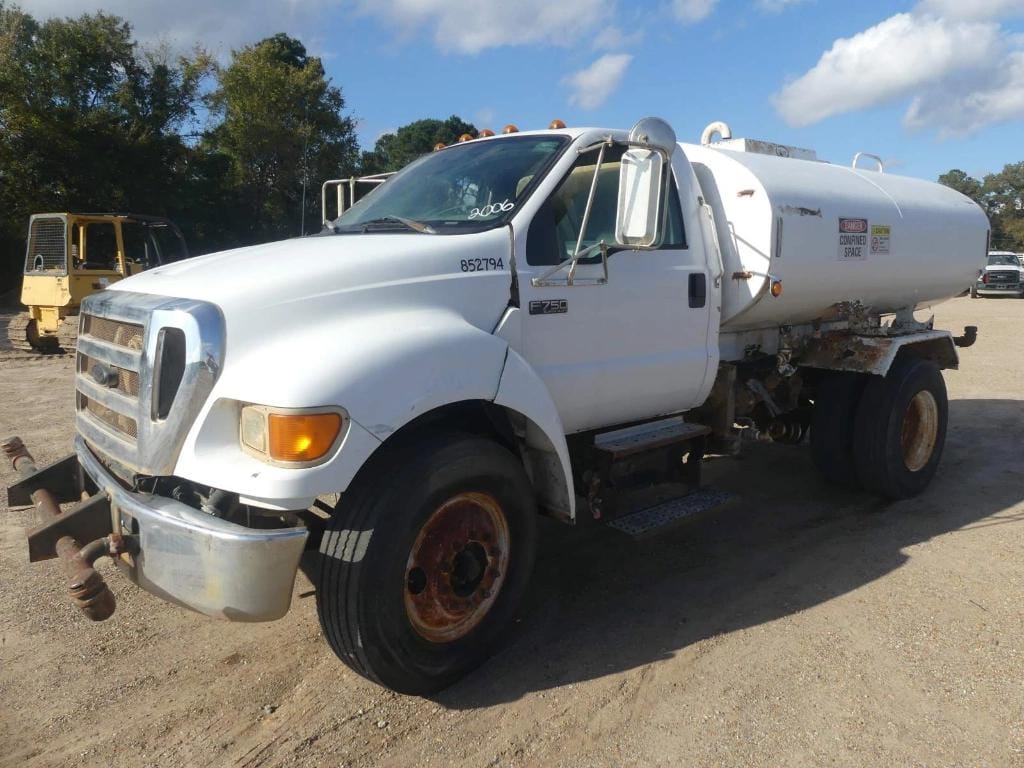 2006 Ford F-750 Equipment Image0
