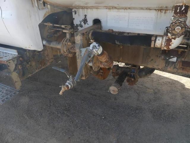 Image of Ford F-750 equipment image 4