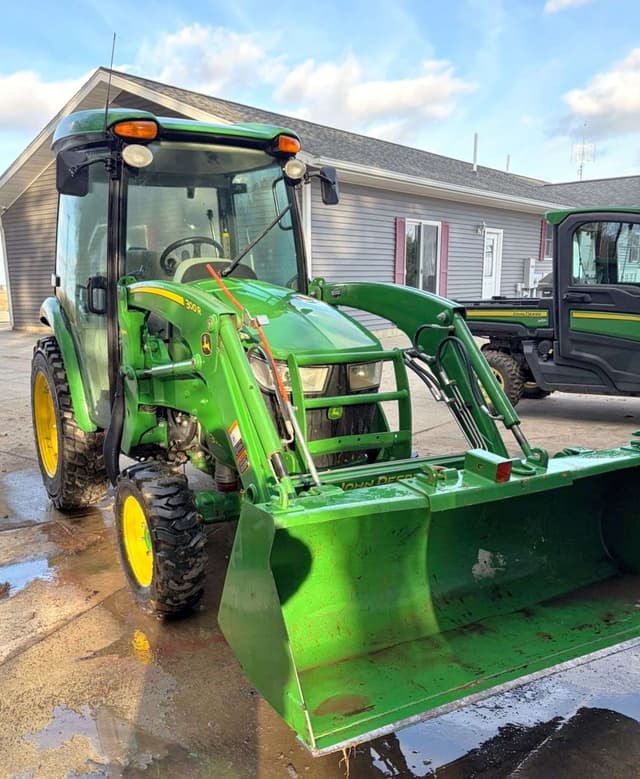 Image of John Deere 3033R equipment image 1