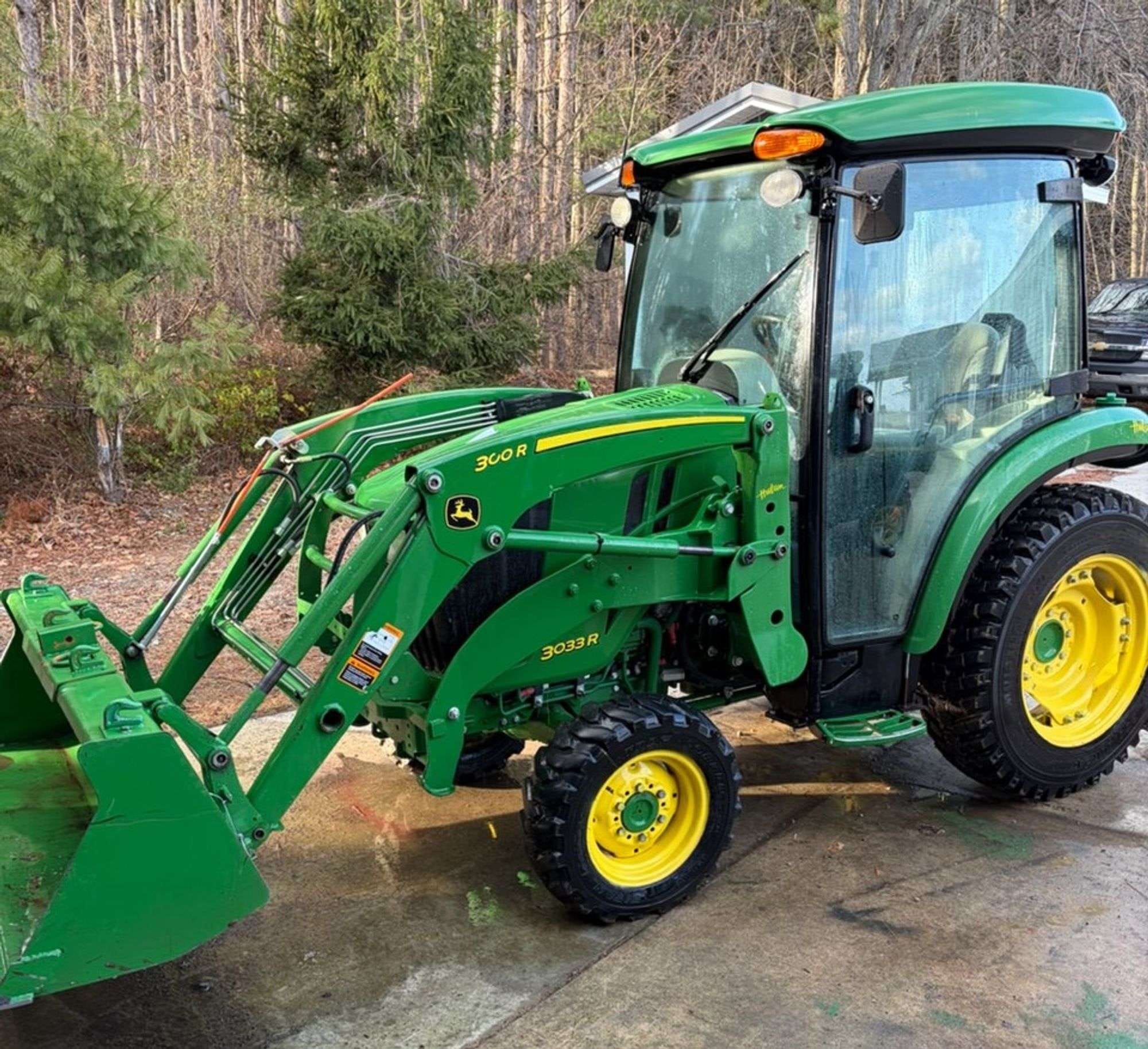 2017 John Deere 3033R Equipment Image0