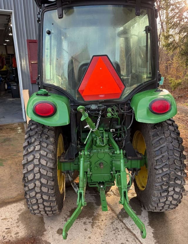 Image of John Deere 3033R equipment image 2
