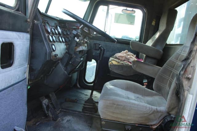 Image of Peterbilt 378 equipment image 4