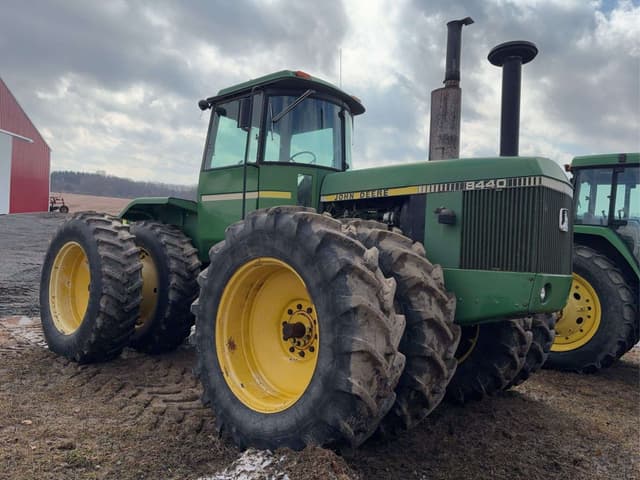 Image of John Deere 8440 equipment image 1