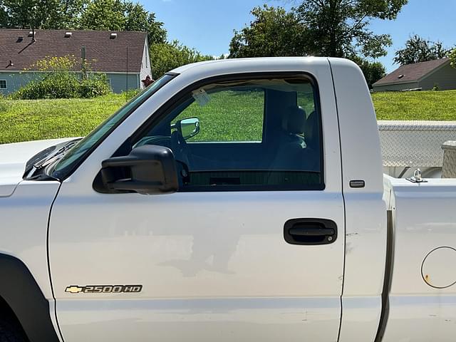 Image of Chevrolet 2500HD equipment image 4