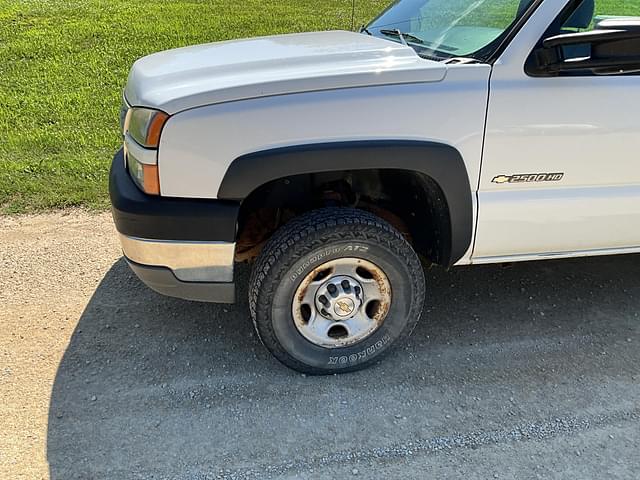 Image of Chevrolet 2500HD equipment image 2