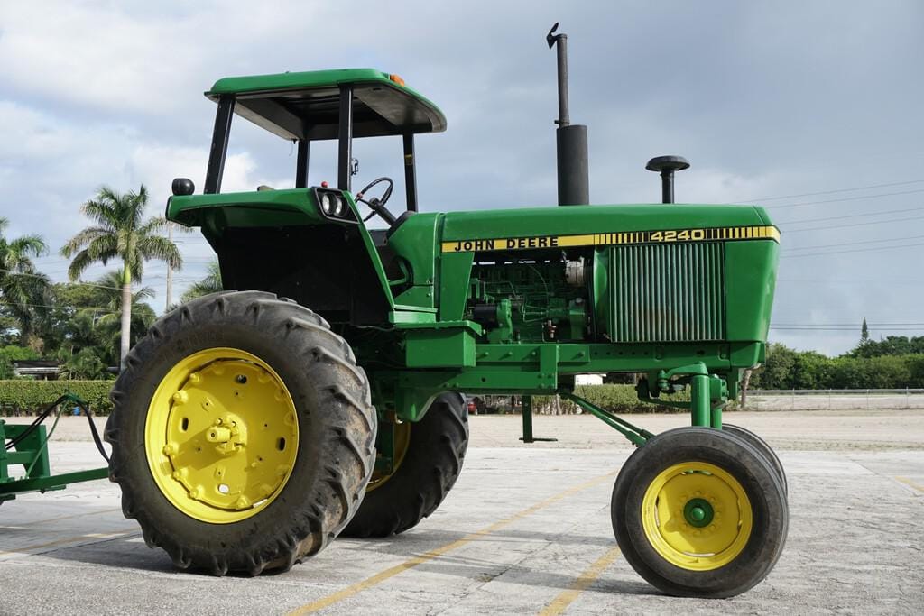 Main image John Deere 4240