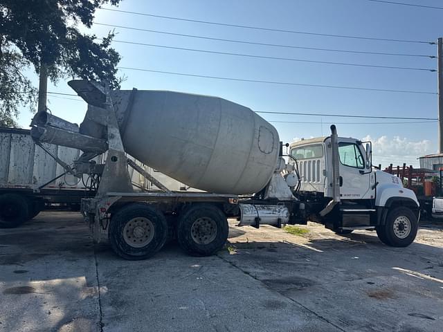 Image of Freightliner 114SD equipment image 3