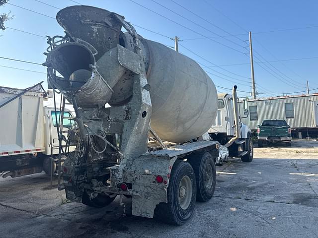 Image of Freightliner 114SD equipment image 4