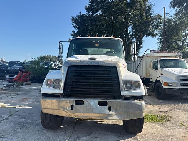 Image of Freightliner 114SD equipment image 1