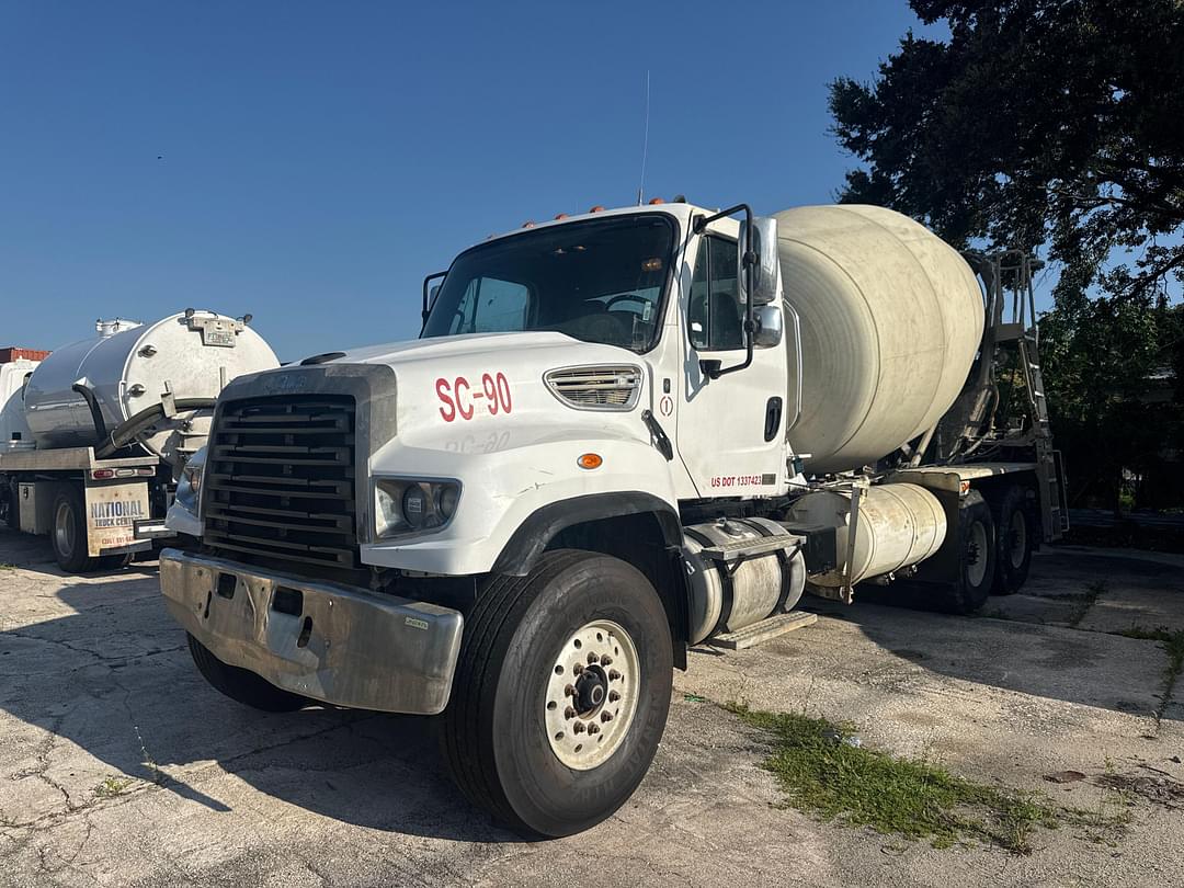 Image of Freightliner 114SD Primary image