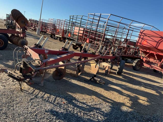 Image of International Harvester 710 equipment image 1