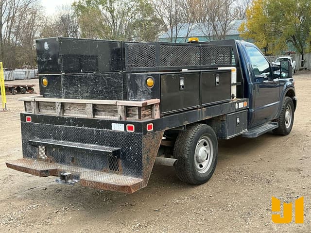 Image of Ford F-350 equipment image 4
