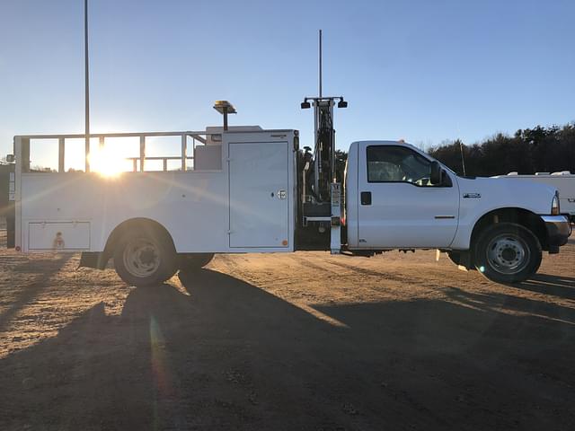 Image of Ford F-550 equipment image 3