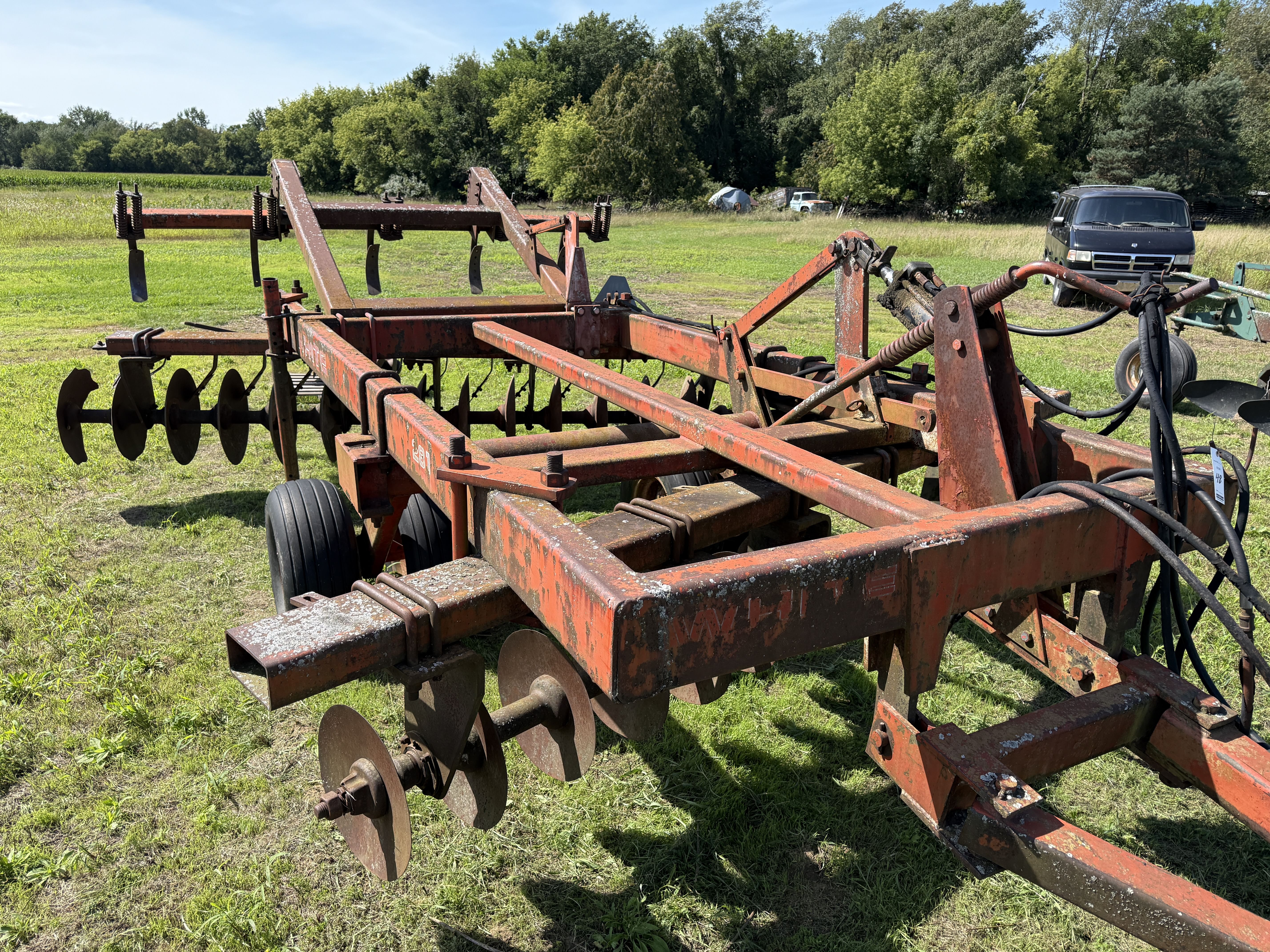 White 281 Equipment Image0