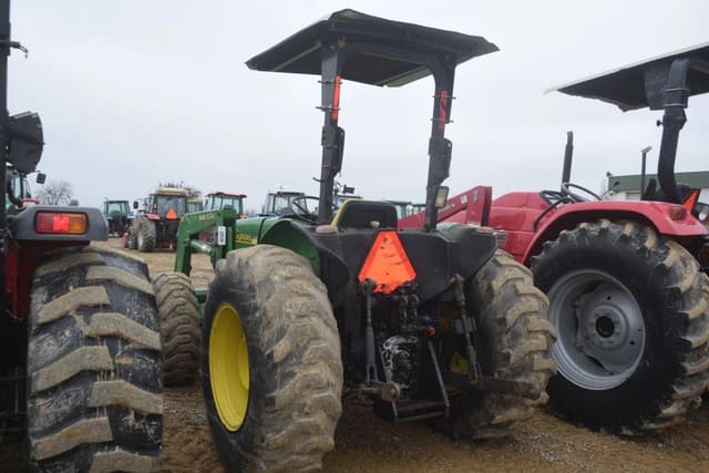 Image of John Deere 5205 equipment image 1