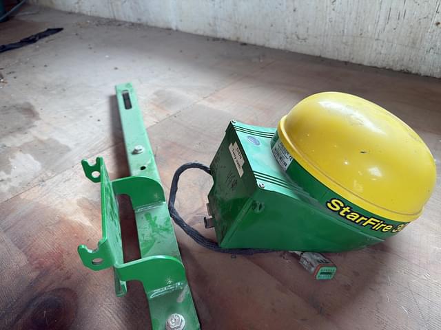 Image of John Deere StarFire 3000 equipment image 4