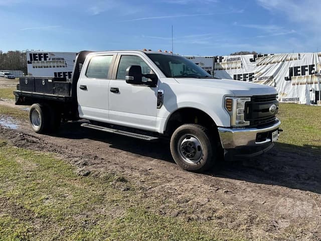 Image of Ford F-350 equipment image 2