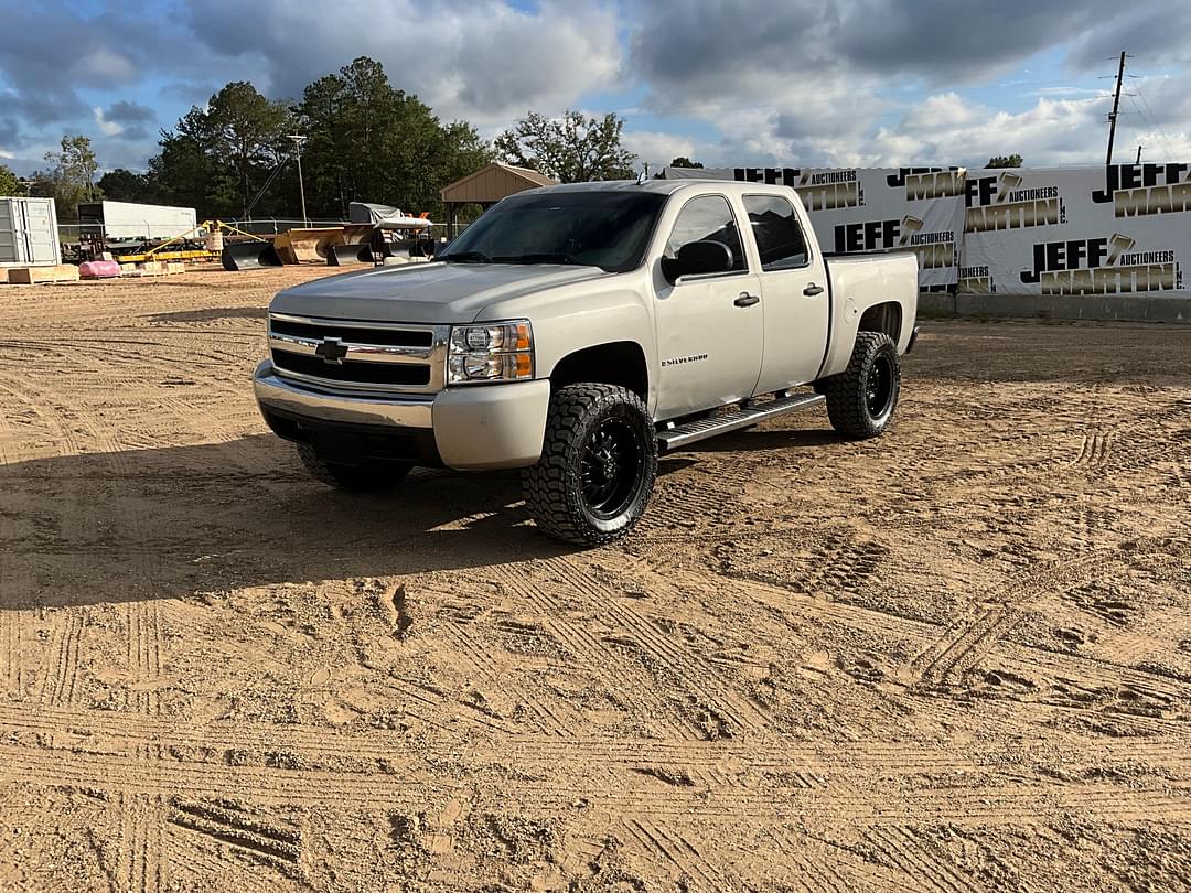 Image of Chevrolet Silverado Primary image