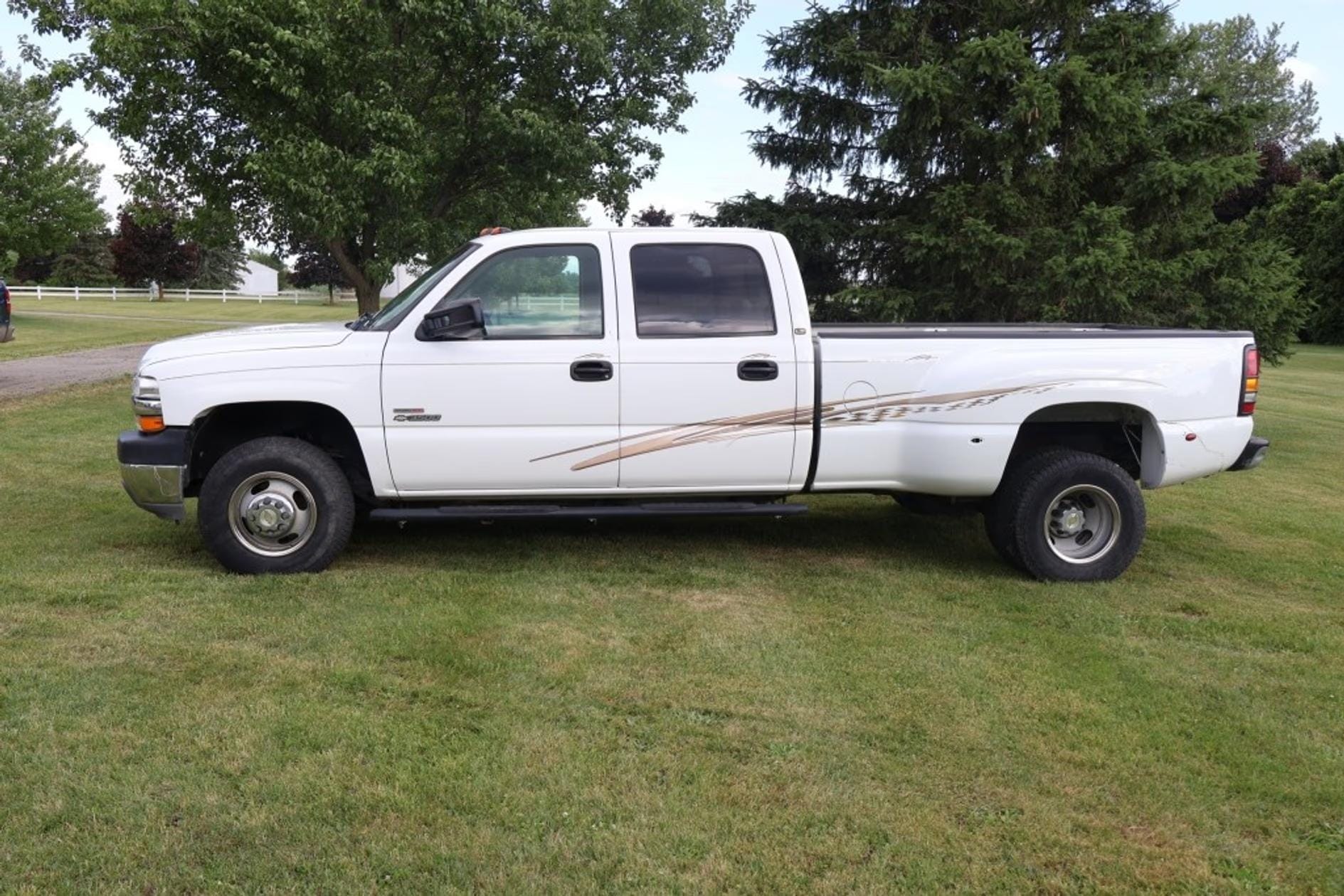 2001 Chevrolet 3500 Equipment Image0