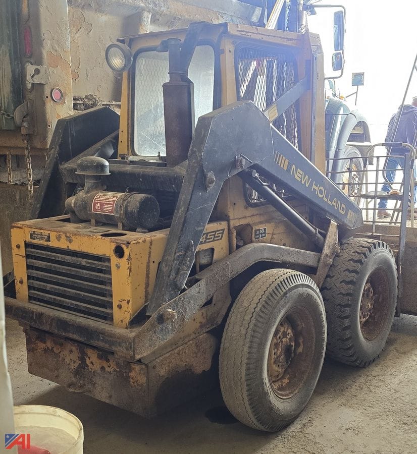 New Holland L455 Equipment Image0