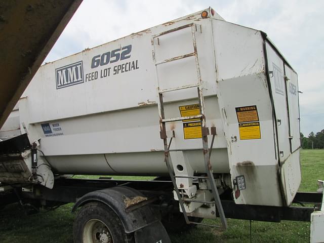 Image of Freightliner FL70 equipment image 3