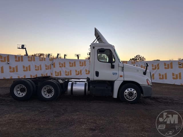 Image of Freightliner Cascadia equipment image 3