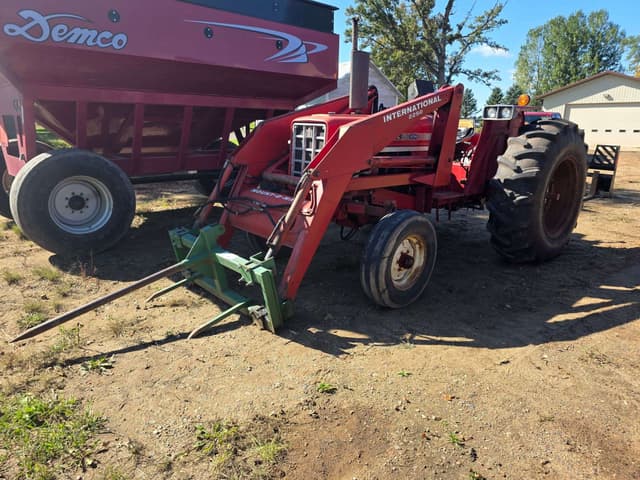 Image of International Harvester 674 equipment image 1
