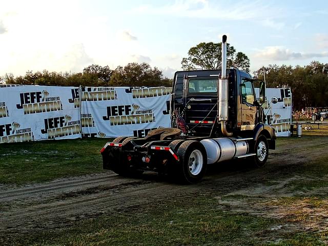 Image of Volvo VNM equipment image 4