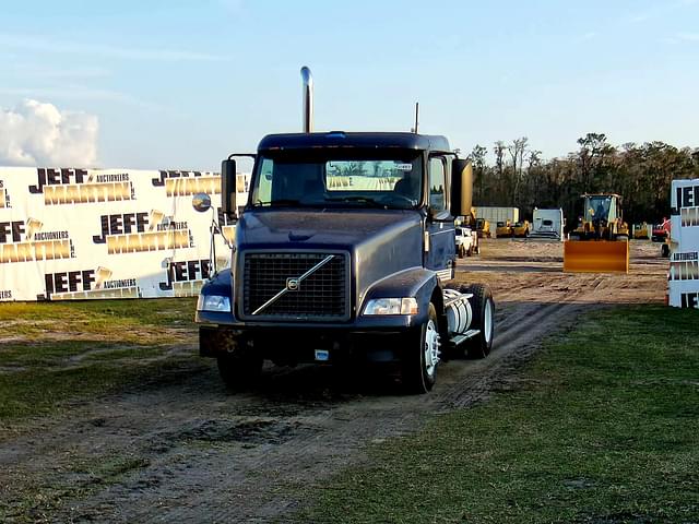 Image of Volvo VNM equipment image 1